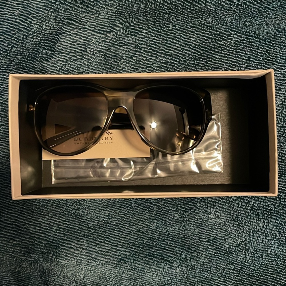 NIB WOMENS BURBERRY SUNGLASSES - Picture 2 of 10